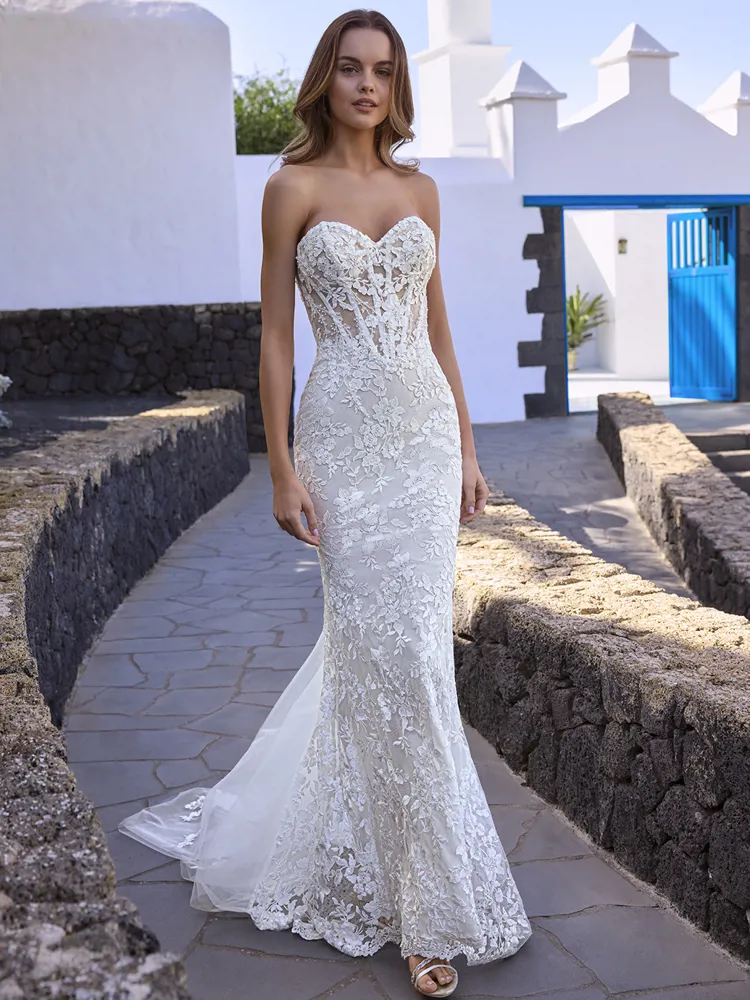 Trouwjurk zeemeermin Estrella van Love by Enzoani in vooraanzicht met strapless see-through korsetlijfje met bloemenkant.
