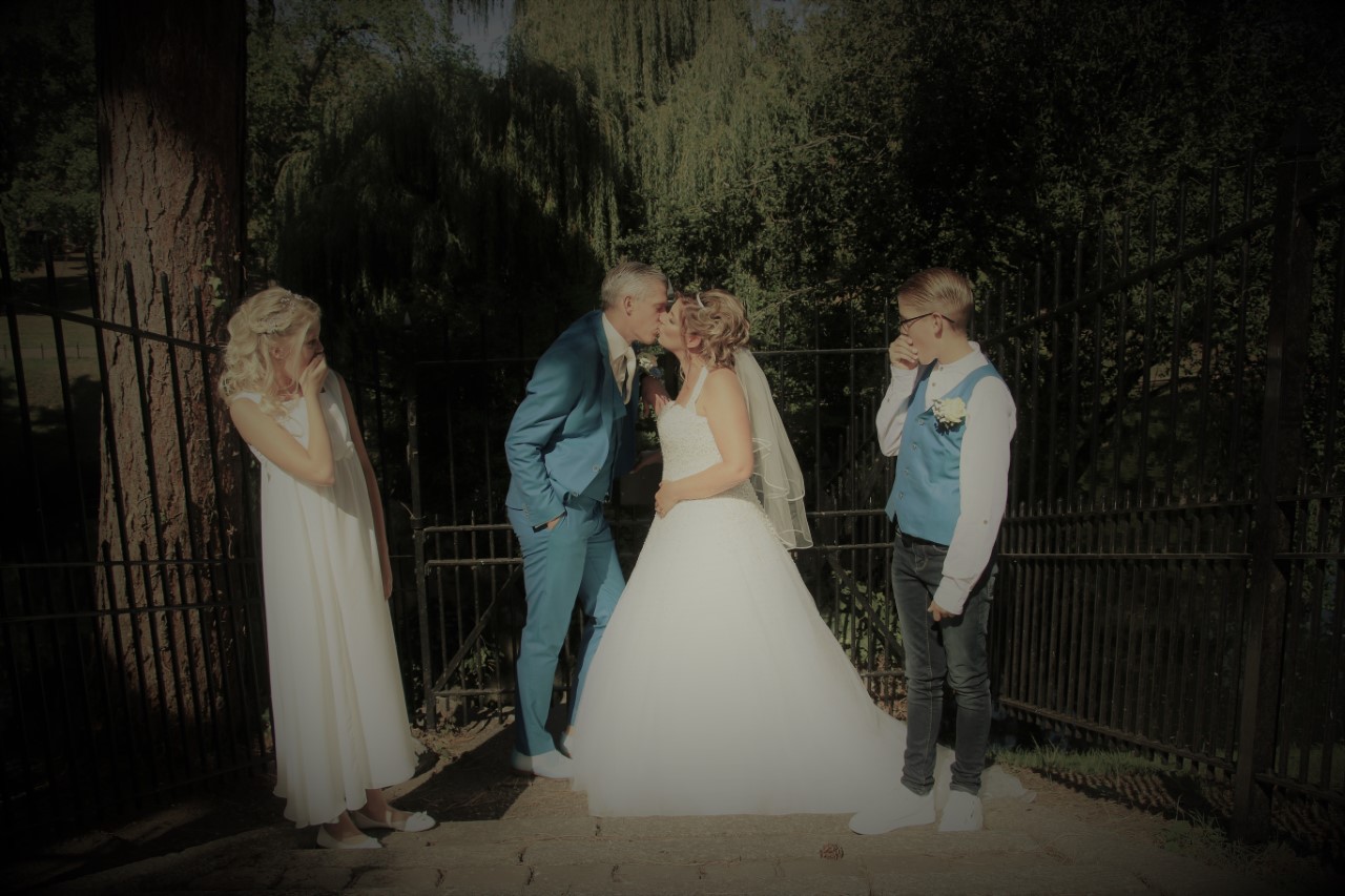 Tamara kust man in bruidsjurk