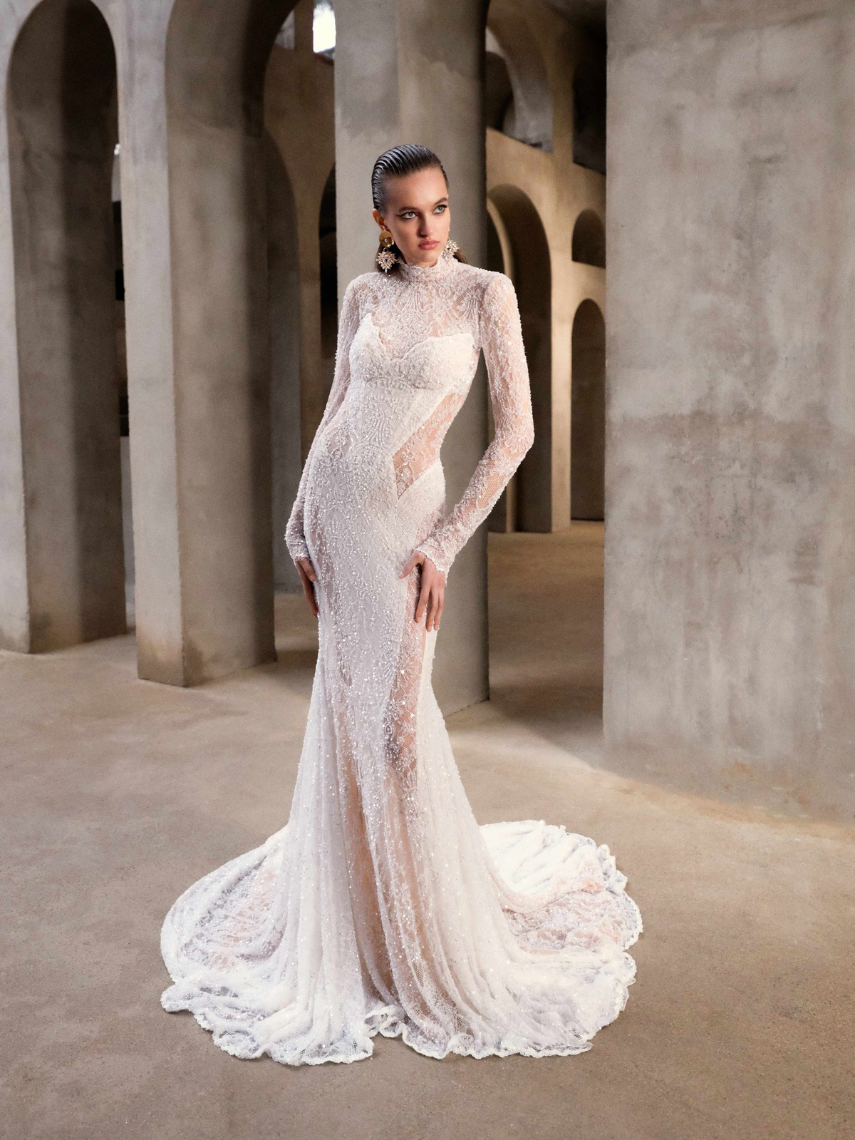 Glitter trouwjurk Mariposa van Galia Lahav met lange mouwen en hoge hals. Vooraanzicht, exclusief bij Bruidshuis Diana.