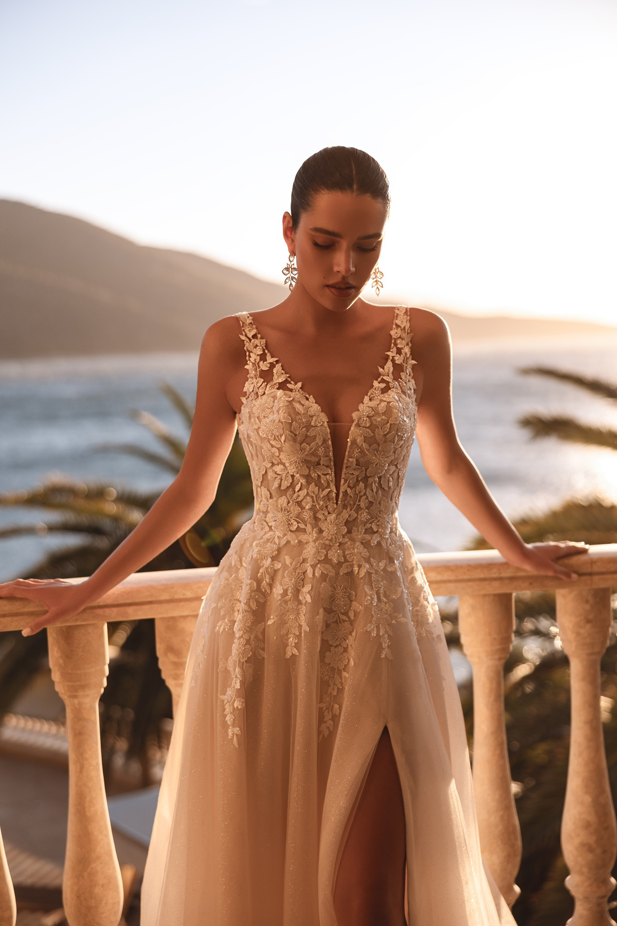 A-lijn trouwjurk 8279 Cosmobella met V-hals en kanten lijfje. Vooraanzicht van de glitter tule rok met een hoge split.