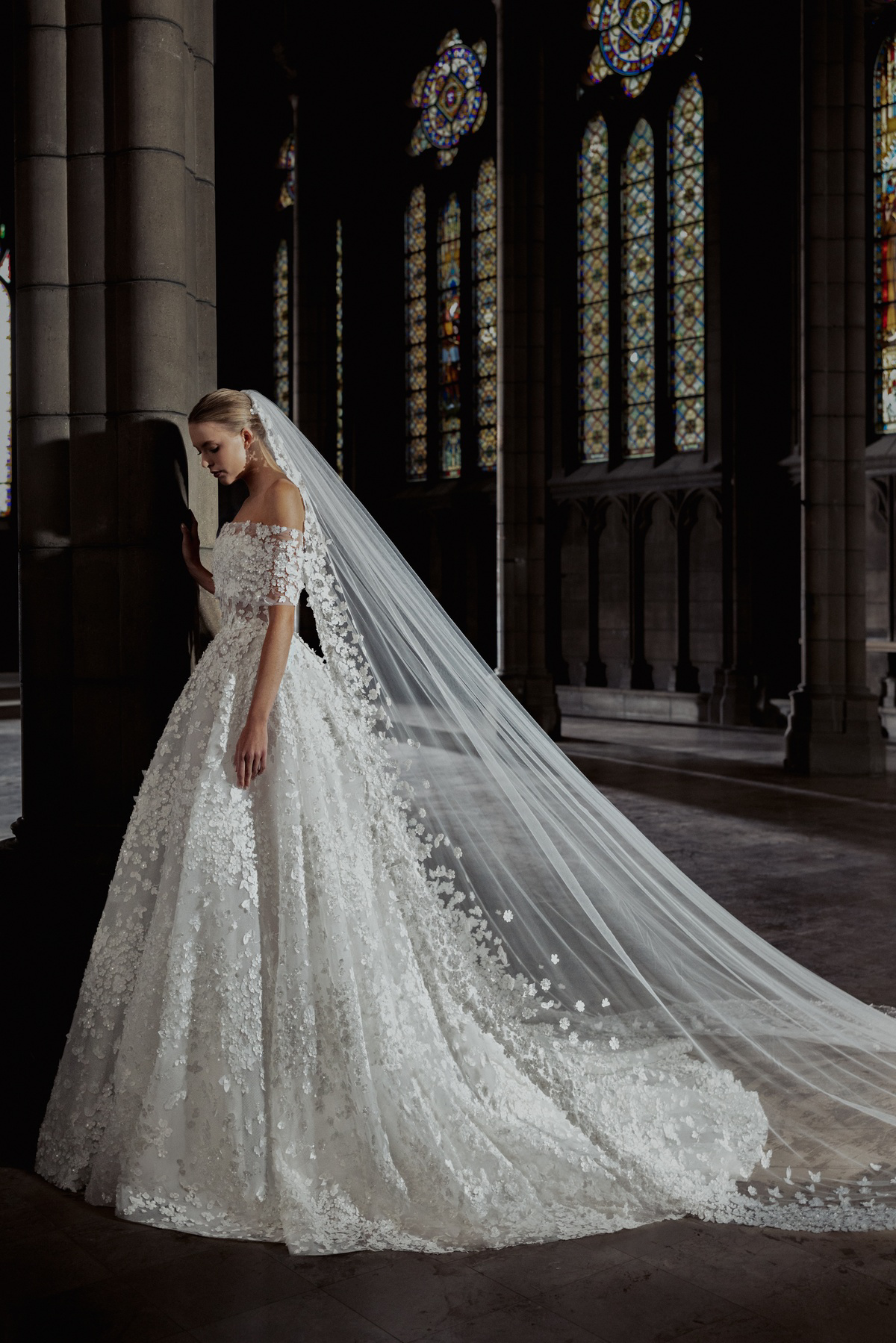 Prinsessenjurk Helena van Zuhair Murad, zijaanzicht van de off-shoulder trouwjurk met luxe 3D kant.