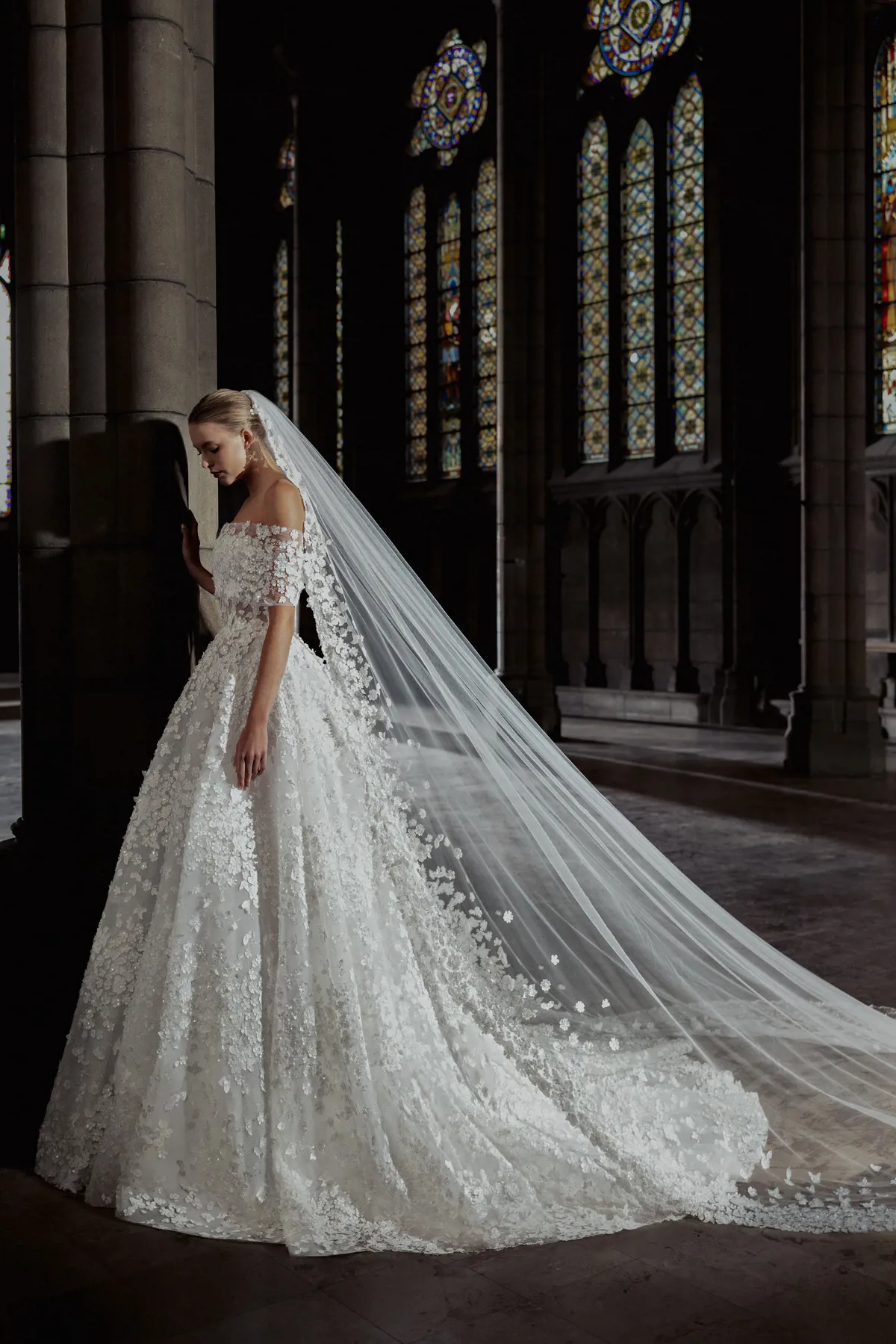 Prinsessenjurk Helena van Zuhair Murad, zijaanzicht van de off-shoulder trouwjurk met luxe 3D kant.