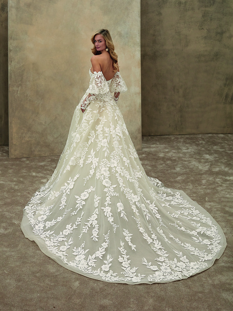 Off-shoulder trouwjurk 1538 Demetrios met bloemenkant en lange sleep. Achteraanzicht van de A-lijn bruidsjurk.