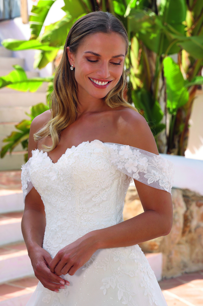 Bruidsjurk met 3D kant Ariana van Azuree. Close-up van de romantische off-shoulder bandjes en sweetheart halslijn.