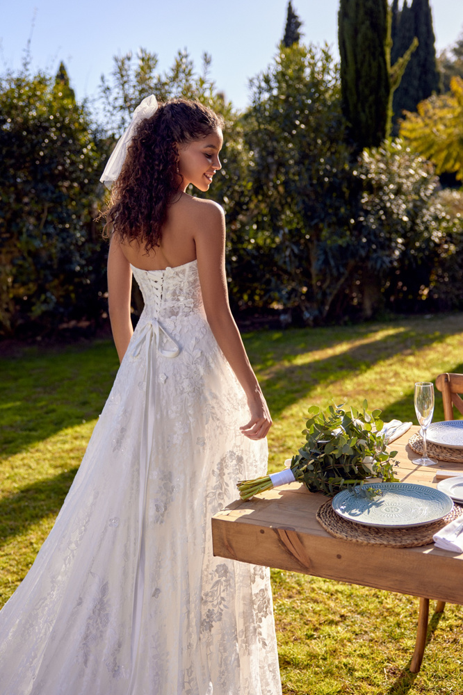 A-lijn trouwjurk 66432 van Lillian West met kant. Achteraanzicht van het strapless lijfje met vetersluiting.