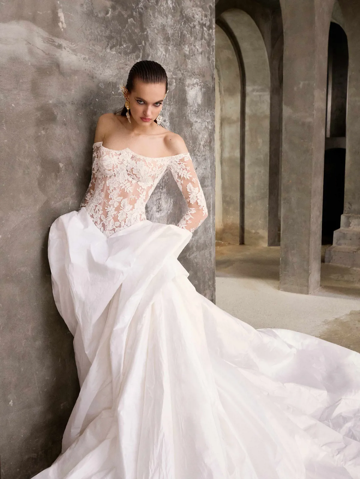 Off shoulder bruidsjurk Leonora van Galia Lahav, vooraanzicht met kanten lijfje en lange mouwen. Exclusief bij Bruidshuis Diana.