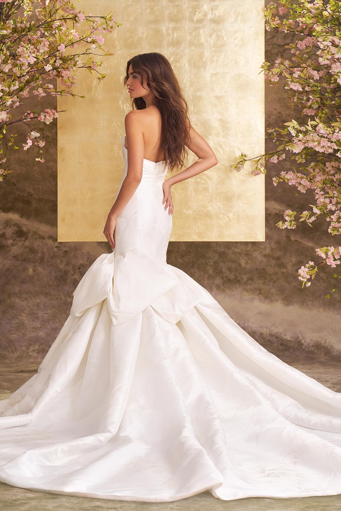 Zeemeermin trouwjurk Tulipe van Ines di Santo. Achteraanzicht van de strapless jurk met een lage rug en dramatische, wijde rok.