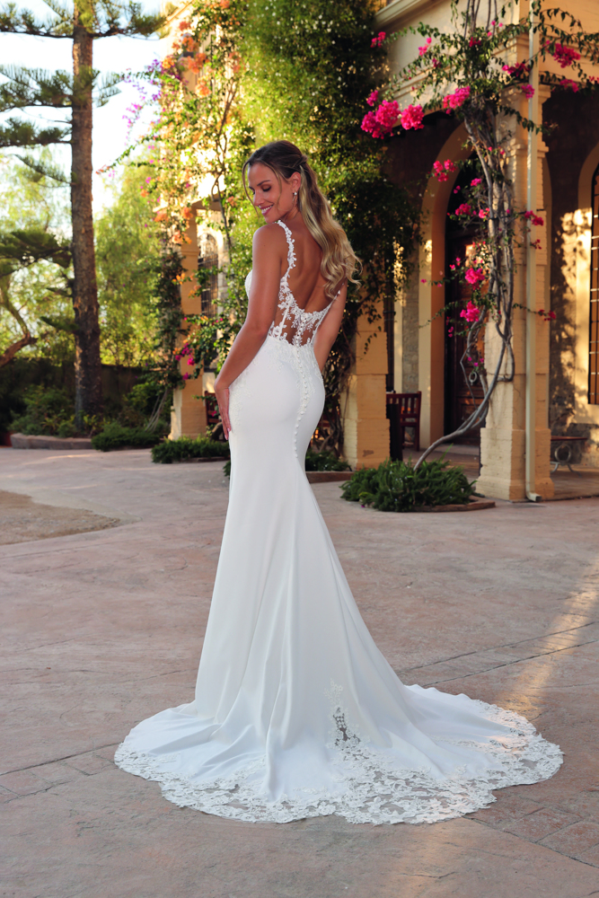 Trouwjurk met lage rug Arwen van Azuree. Achteraanzicht van de zeemeermin jurk met kanten sleep en picpac knoopjes.