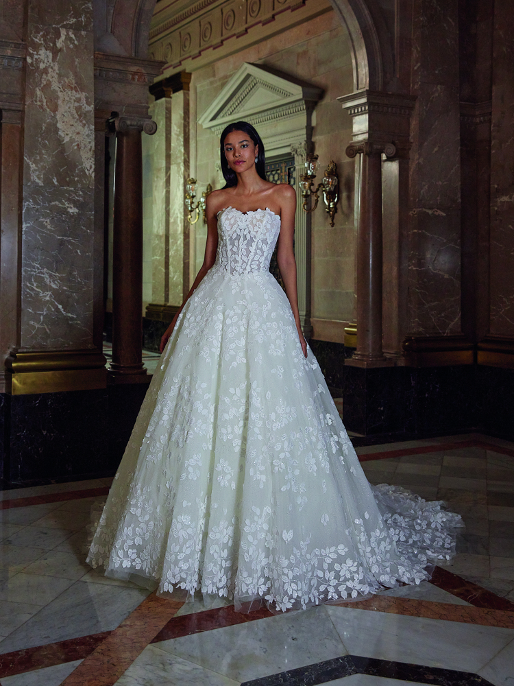 Trouwjurk met kant DP546 van Demetrios Platinum, vooraanzicht. A-lijn jurk met strapless sweetheart hals en kanten bladeren.