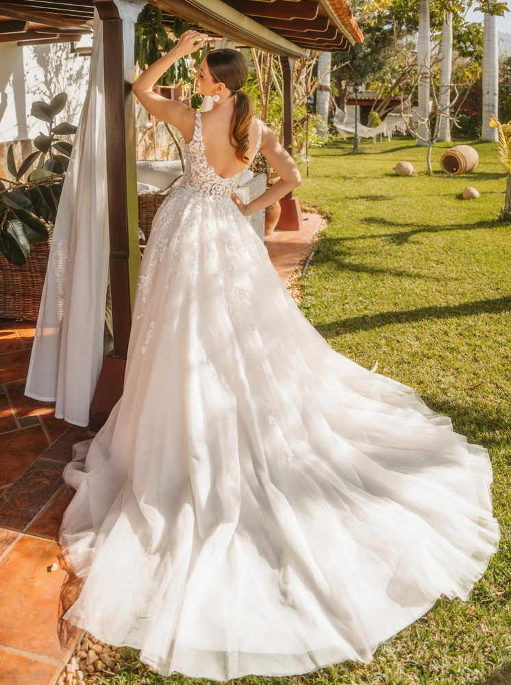 A-lijn trouwjurk 2600 Diane Legrand met lage rug. Achteraanzicht van de romantische bruidsjurk met kanten lijfje.