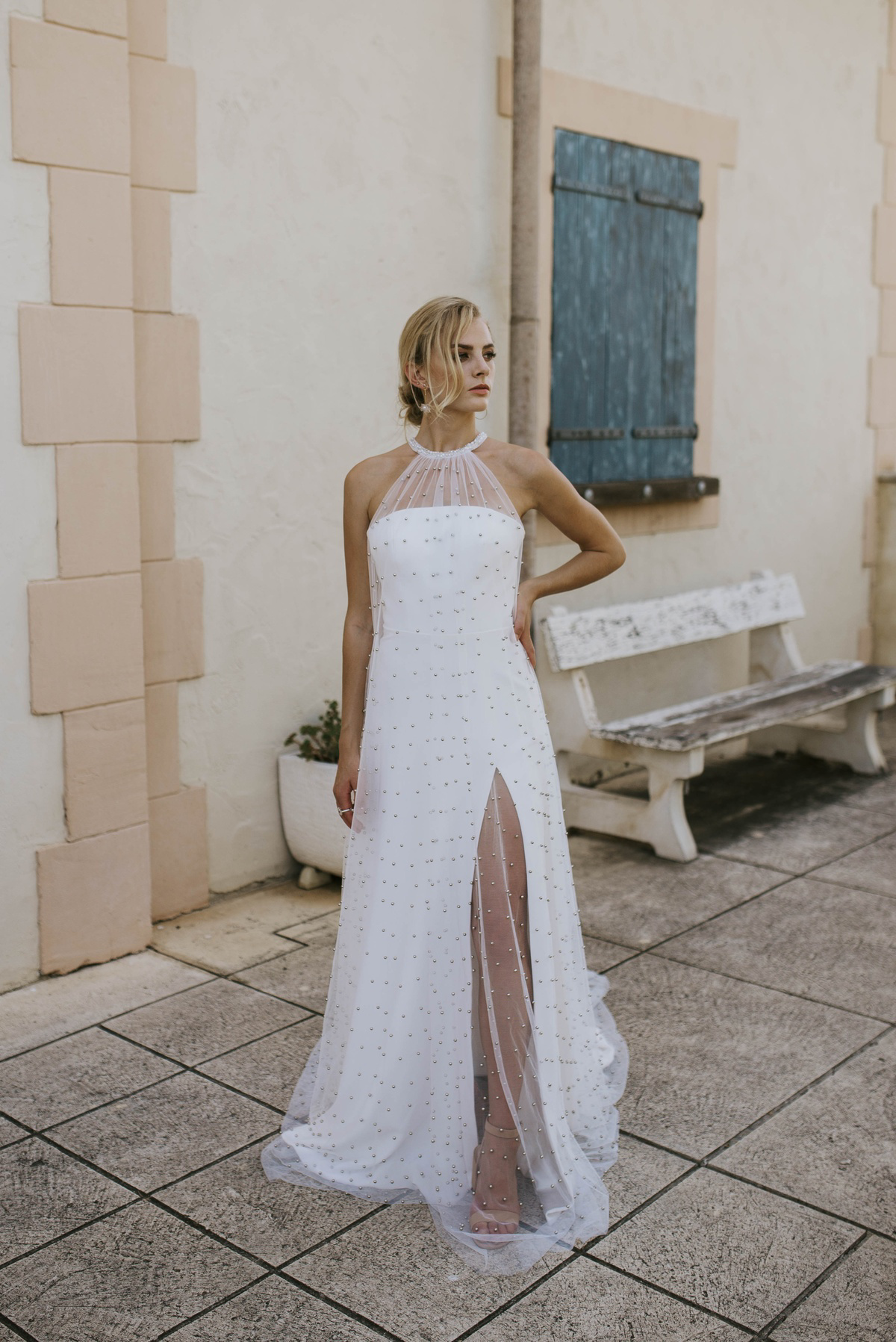 Halter trouwjurk met parels 8247 Cizzy Bridal. Vooraanzicht van de moderne A-lijn bruidsjurk met een hoge split en tule.