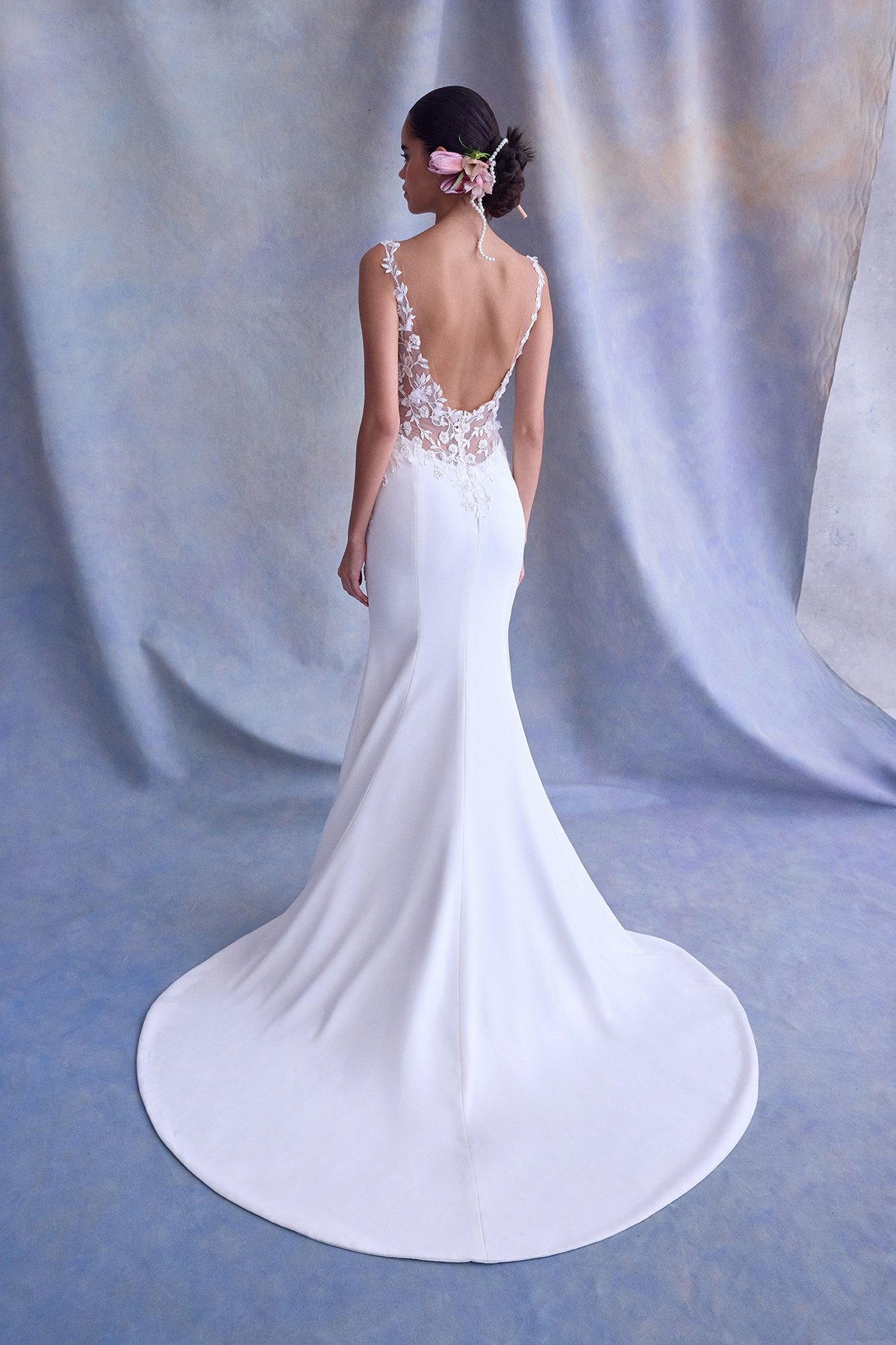 Zeemeermin trouwjurk Sunny van Adore met diepe open rug en kanten details. Achteraanzicht van de gladde, lange sleep.