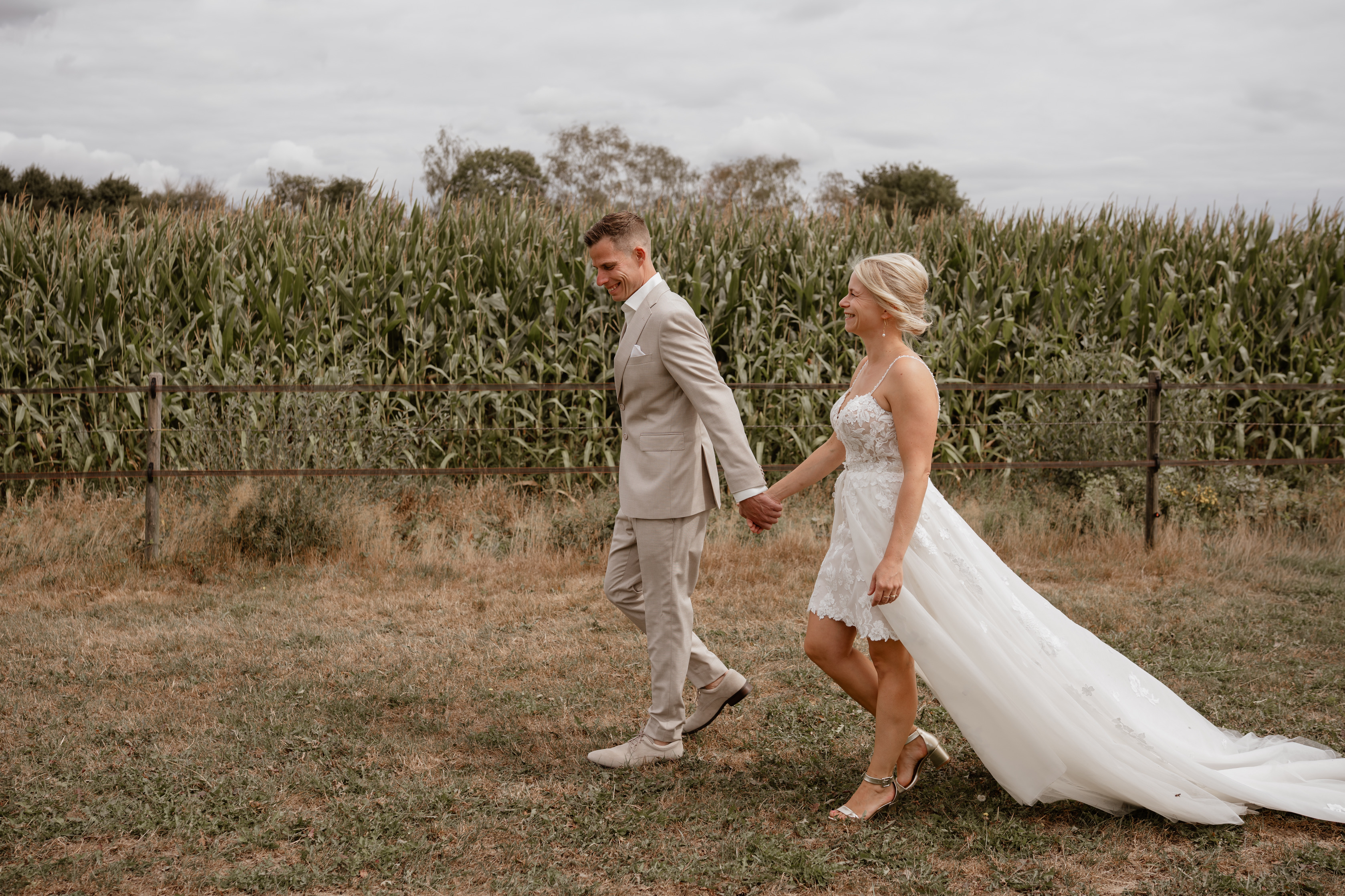 1.	real bride karin bekkers romantische korte bruidsjurk met split buitenbruiloft