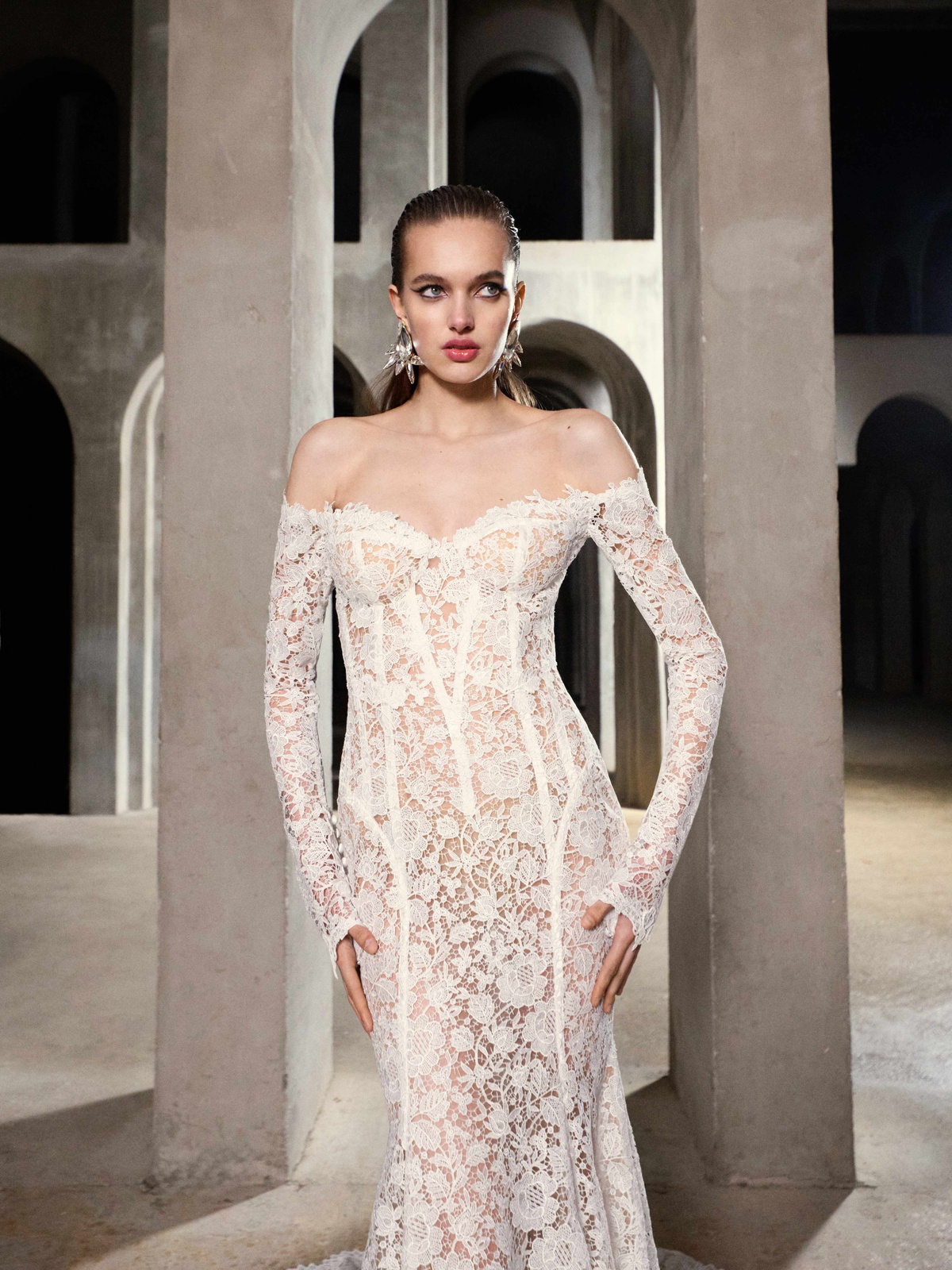 Kanten trouwjurk Whisper van Galia Lahav. Vooraanzicht van de see-through off-shoulder jurk exclusief bij Bruidshuis Diana.