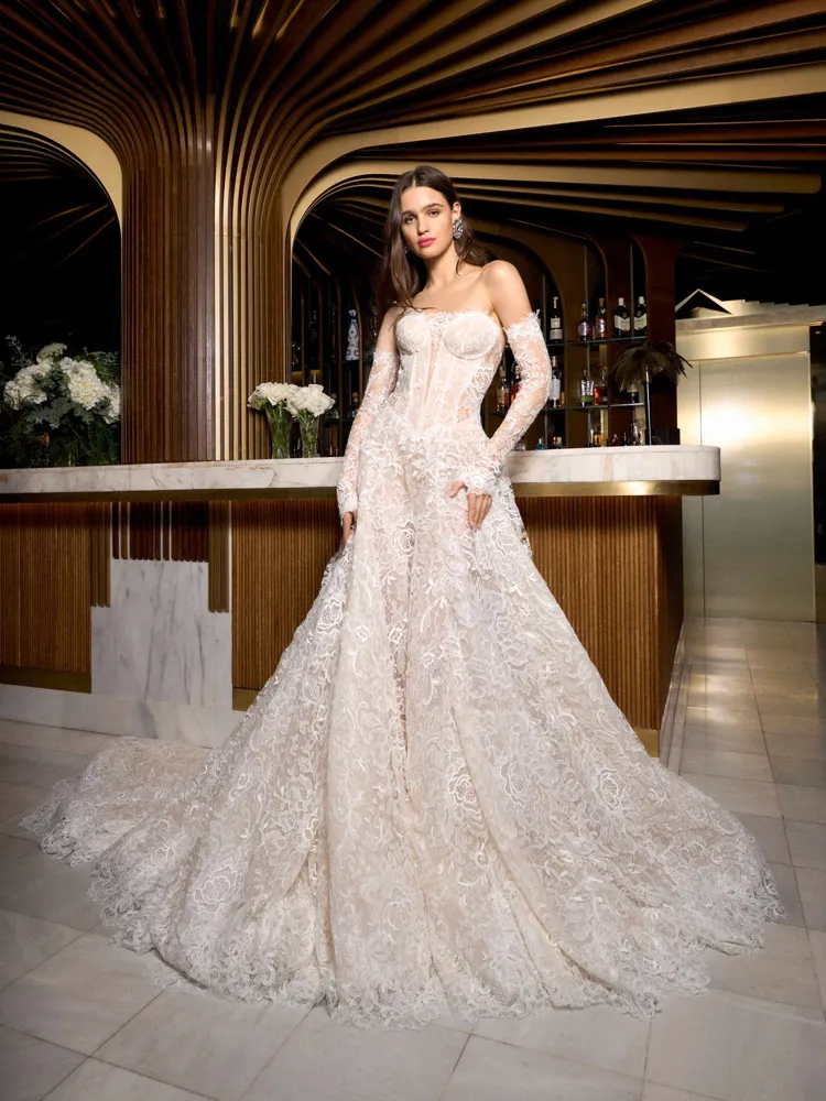 A-lijn trouwjurk met kant Martini van Galia Lahav. Vooraanzicht met korsetlijfje en off-shoulder mouwen, exclusief bij Bruidshuis Diana.