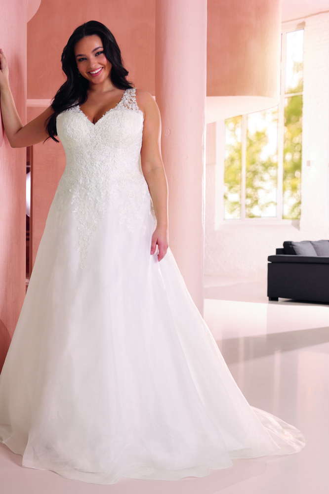 A-lijn trouwjurk met kant Cassi van Azuree. Vooraanzicht van de romantische bruidsjurk met V-hals en wijde tule rok.