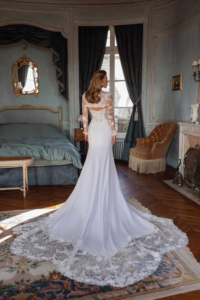 Trouwjurk met open rug en lange kanten mouwen Menta van Pronovias. Achteraanzicht van de satijnen zeemeermin met lange sleep.