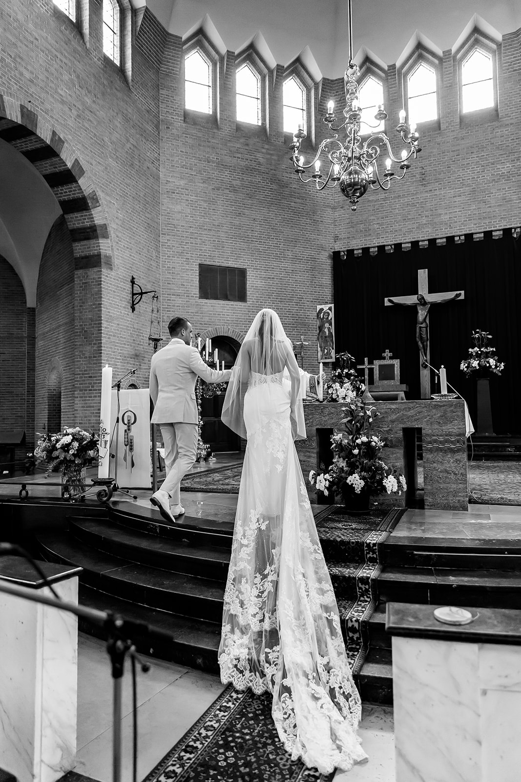 florence in haar trouwjurk bij het altaar