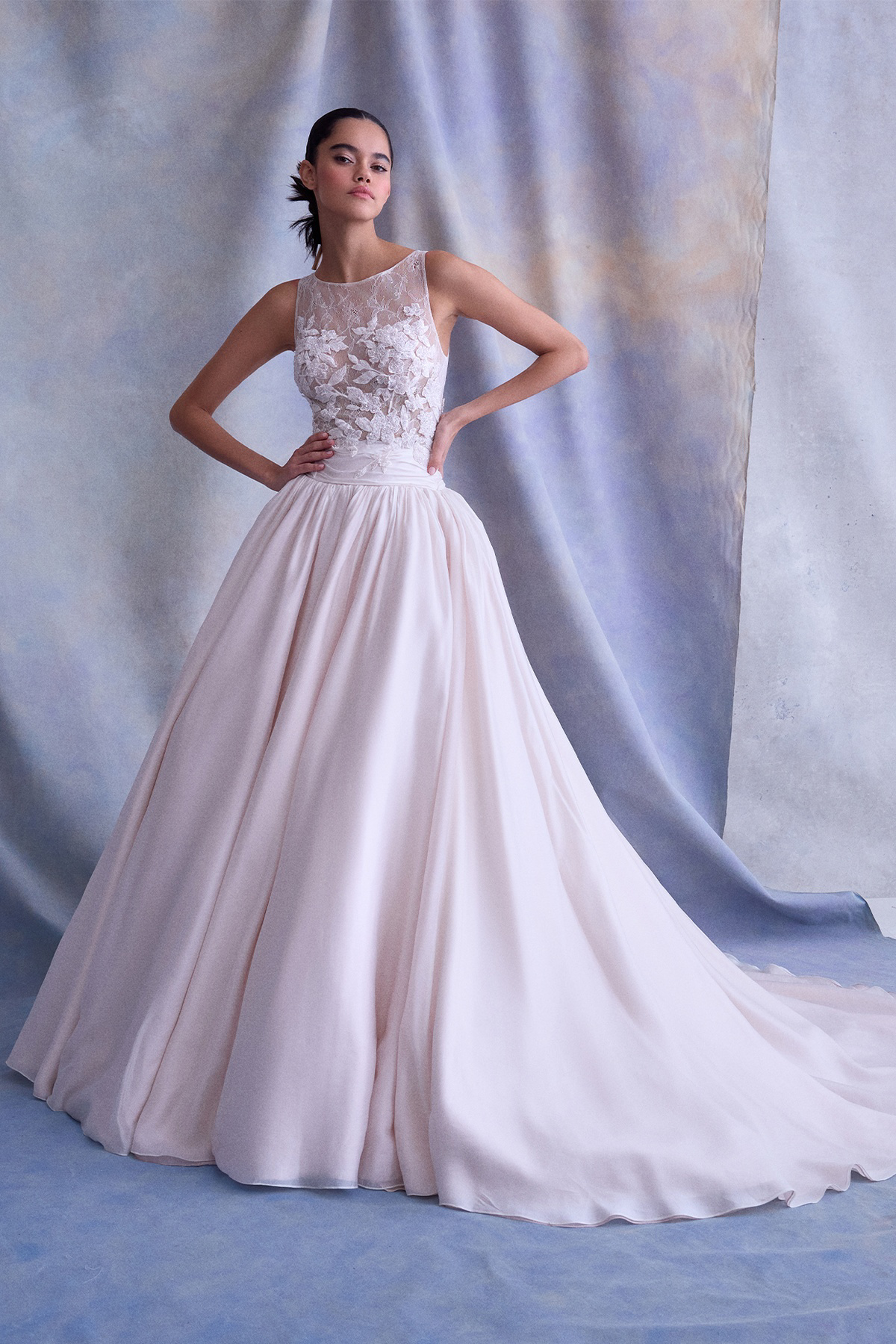 A-lijn trouwjurk COVE van Ines di Santo met 3D kant en wijde blush rok, vooraanzicht, exclusief bij Bruidshuis Diana.