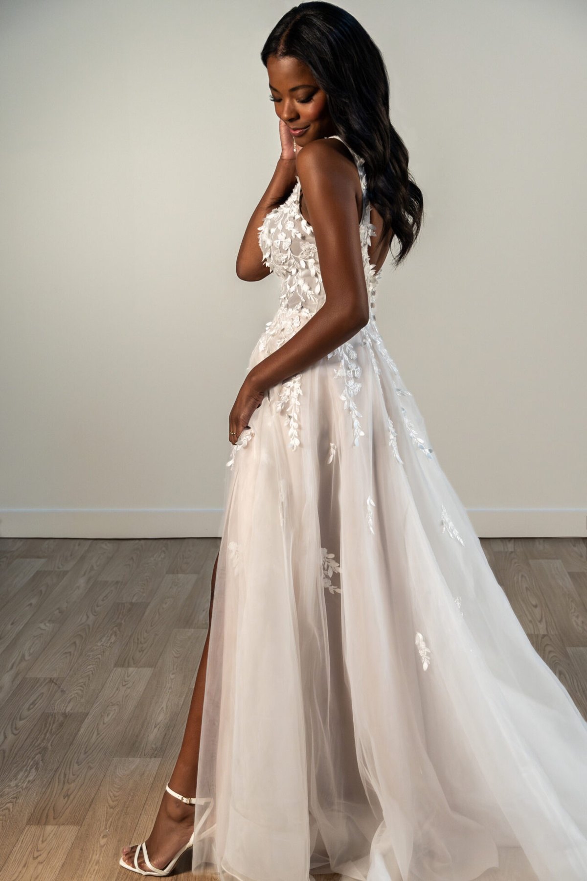 A-lijn trouwjurk met split Stella York 7965. Zijaanzicht van de flowy tule rok en het lijfje met 3D kant.