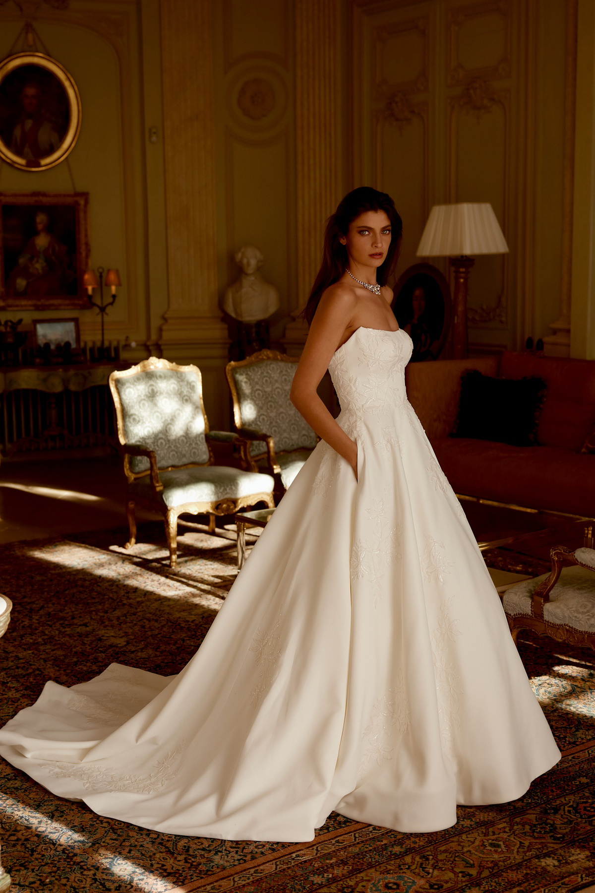 A-lijn trouwjurk Jordan van Justin Alexander. Zijaanzicht van de strapless jurk met wijde rok en zakken.