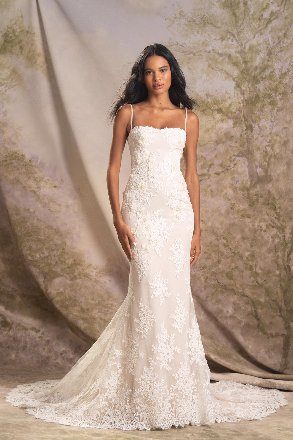 Trouwjurk met 3D kant Valence van Ines di Santo. Vooraanzicht aangesloten jurk met schouderbandjes, exclusief bij Bruidshuis Diana.