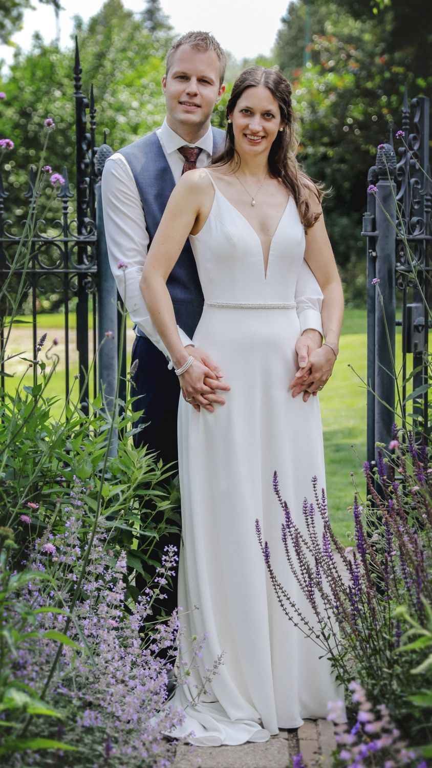 veerle in trouwjurk met haar man