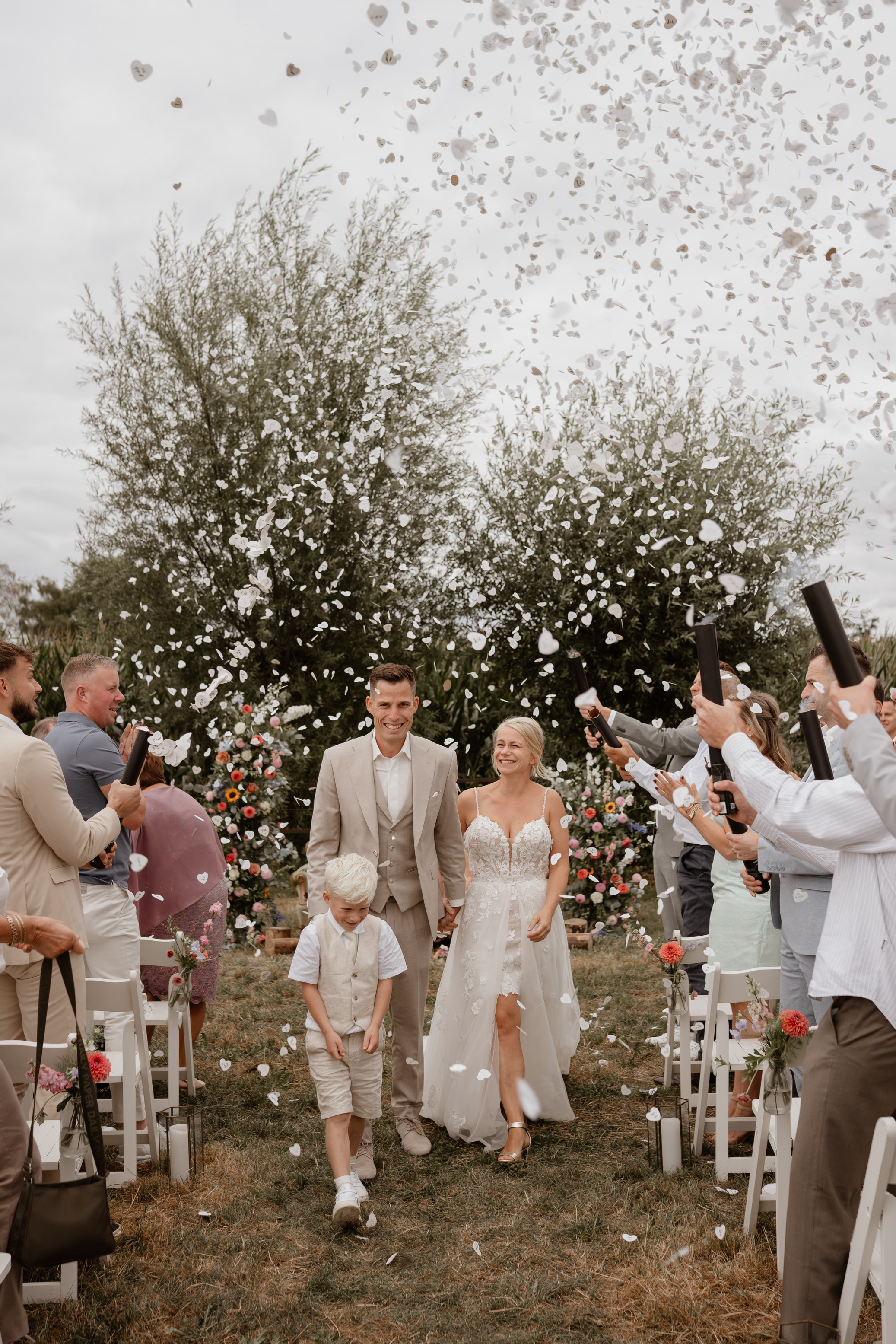 3.	real bride karin bekkers hand in hand met partner romantische bruidsjurk