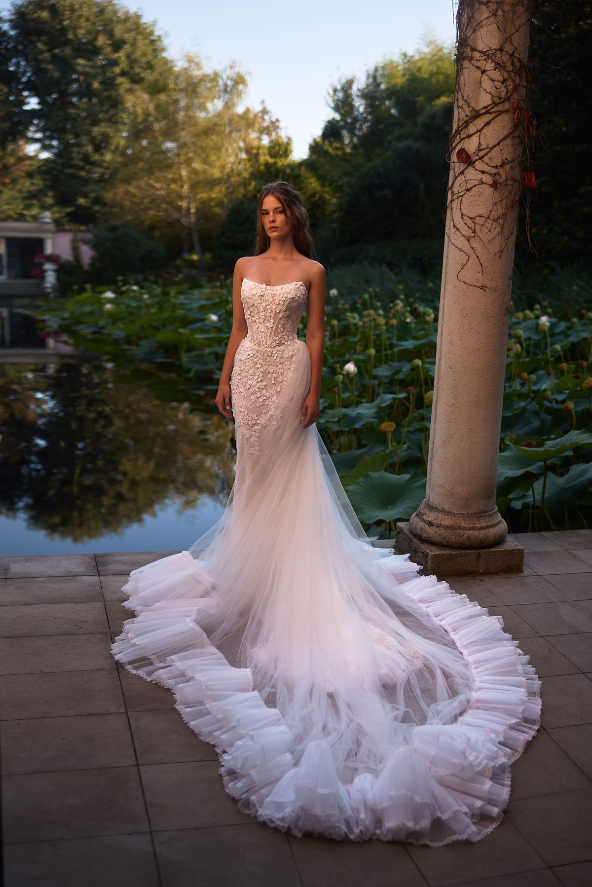 Zeemeermin trouwjurk Keenley van Milla Nova LR met strapless 3D kant en tule sleep. Vooraanzicht, van Bruidshuis Diana.