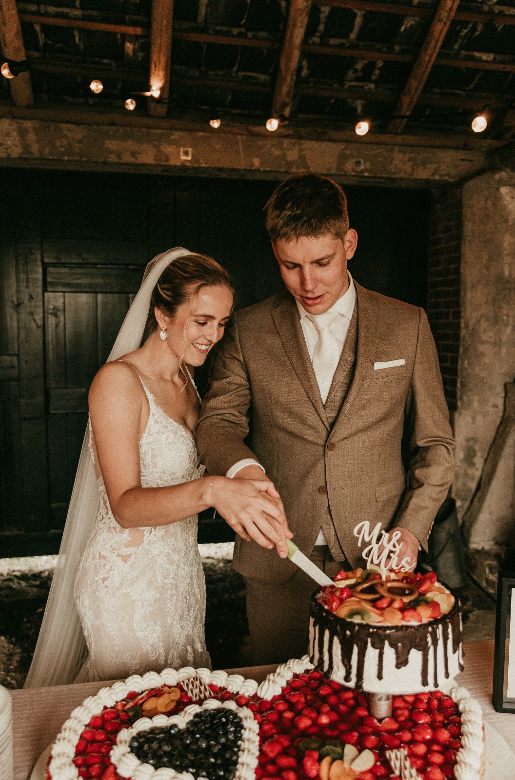 lindsay in haar trouwjurk de taart aan het snijden