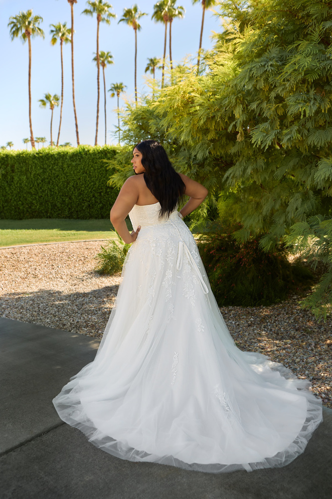 Strapless A-lijn trouwjurk 26332 van Tres chic. Achteraanzicht van de bruidsjurk met kanten details en korsetsluiting.