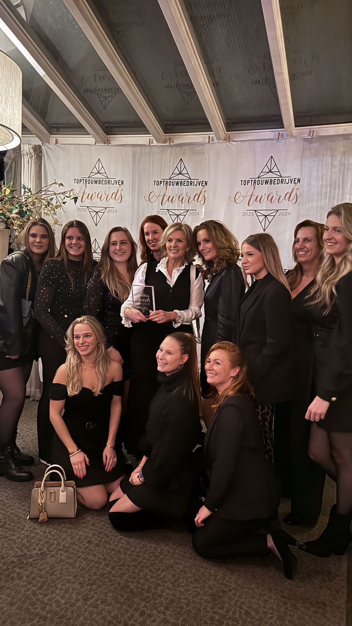 <pre id="uid-187202715713" spellcheck="false" style="font-size: 12.25px; outline: transparent solid 0px;">Beste bruidszaak award gewonnen door bruidshuis diana! </pre>