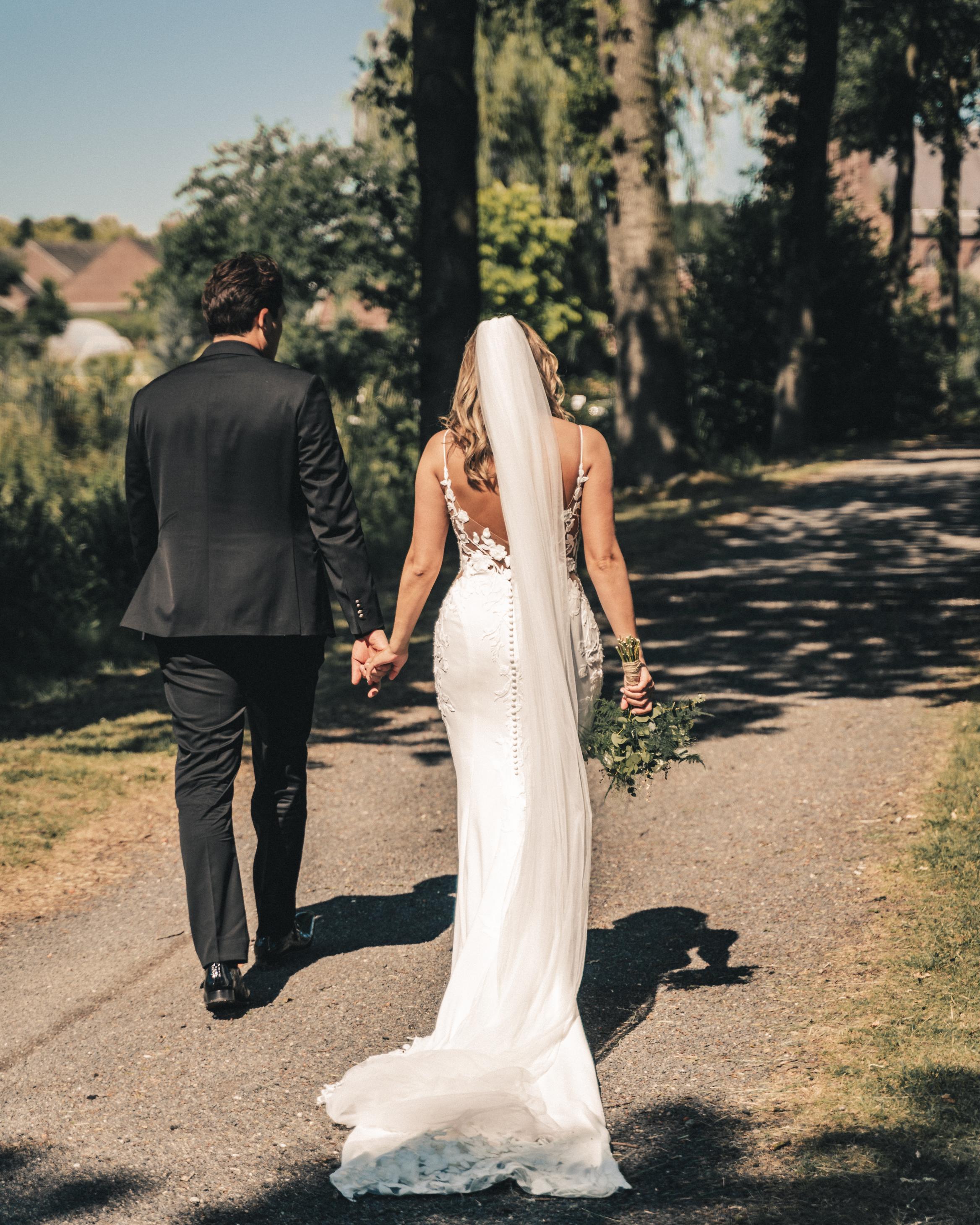 jaimy in een trouwjurk met haar man