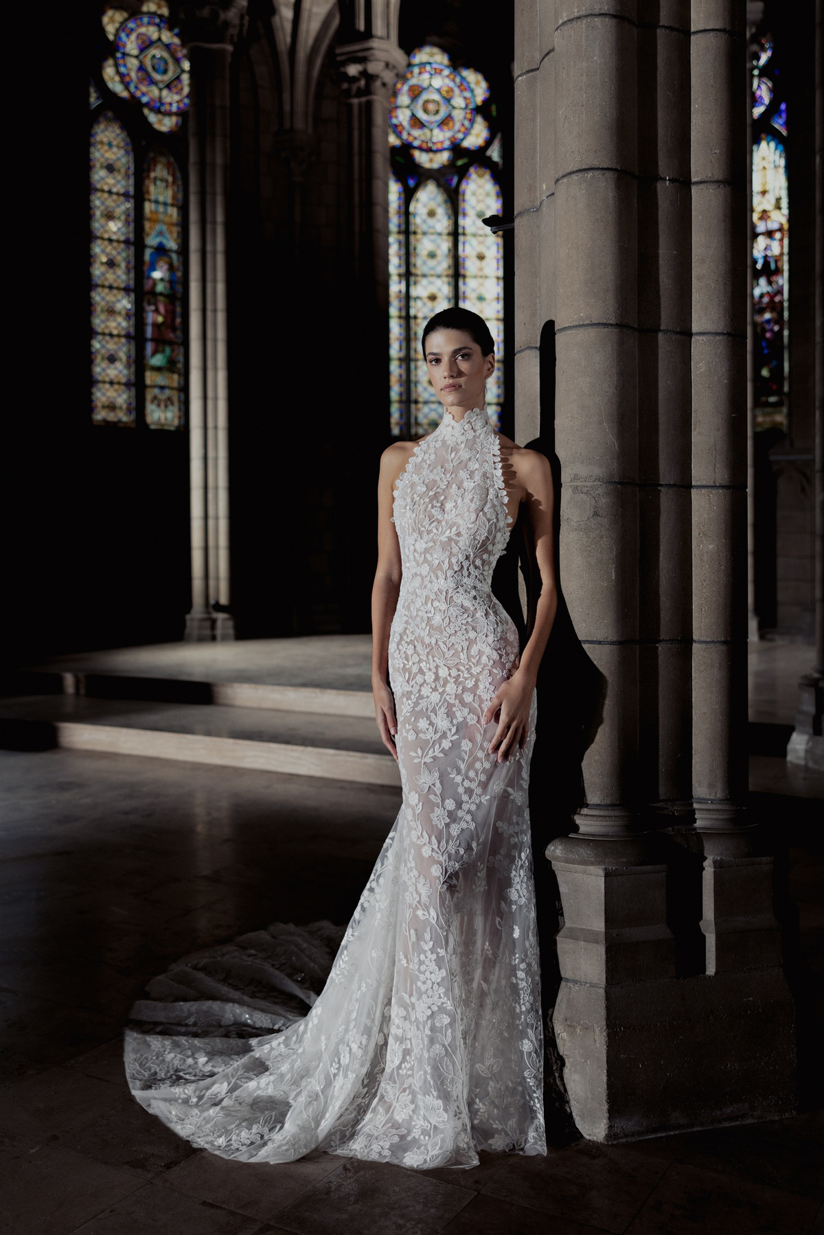 Bruidsjurk met kant Hailey van Zuhair Murad. Vooraanzicht van de see-through jurk met hoge hals, exclusief bij Bruidshuis Diana.