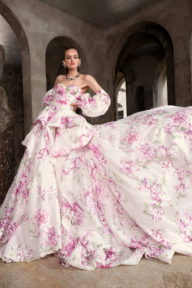 Gekleurde trouwjurk Fiori van Galia Lahav met bloemenprint en pofmouwen, vooraanzicht, exclusief bij Bruidshuis Diana.