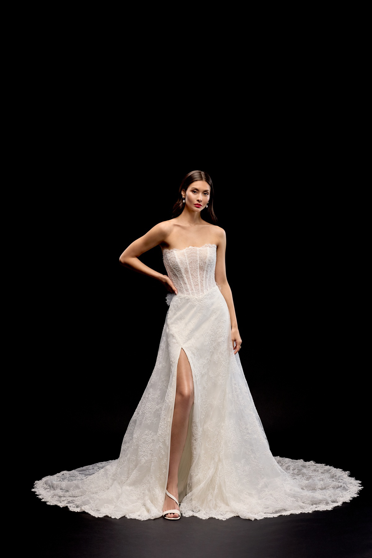 Trouwjurk met split Zorya van Justin Alexander Signature, vooraanzicht A-lijn met kanten korset, van Bruidshuis Diana.