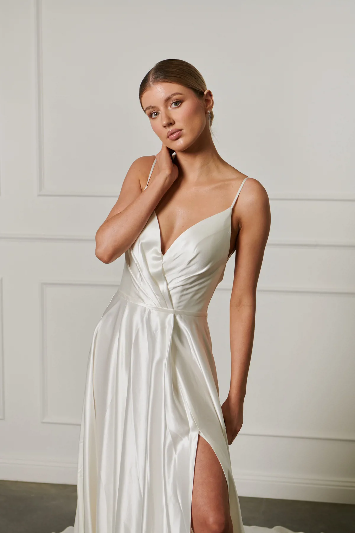 Satijnen trouwjurk 23207 Cizzy Bridal met V-hals en split. Vooraanzicht van het moderne, gedrapeerde lijfje.