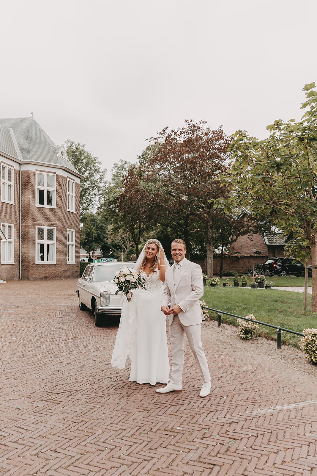 florence in haar trouwjurk buiten