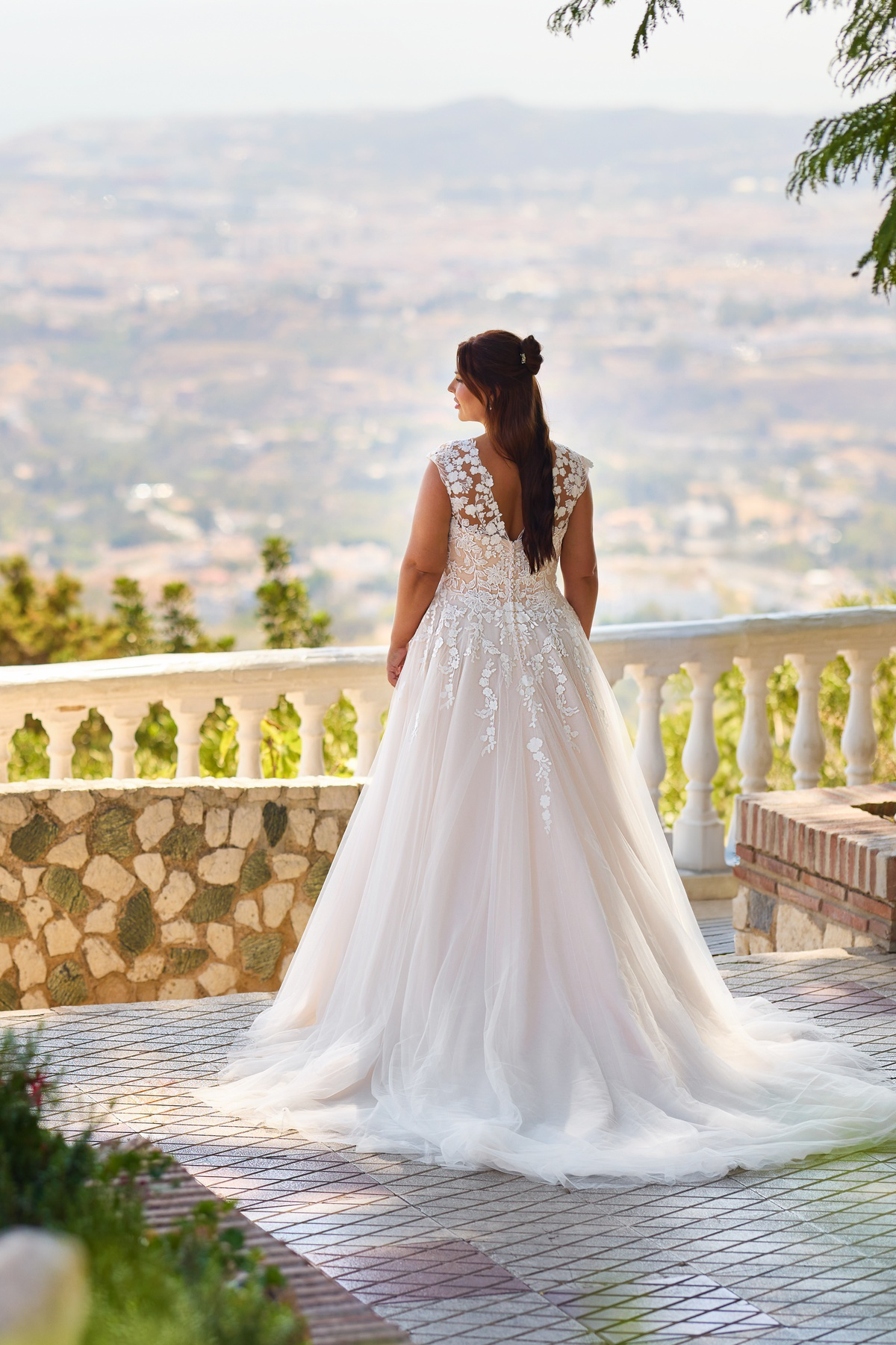 A-lijn trouwjurk 26321 van Tres chic, achteraanzicht. Romantische jurk met kanten kapmouwtjes en een lage V-rug.