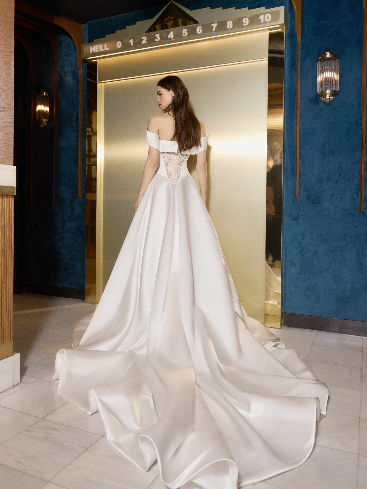 Off-shoulder trouwjurk Chicago van Galia Lahav met see-through kanten rug. Achteraanzicht van de satijnen rok met sleep.