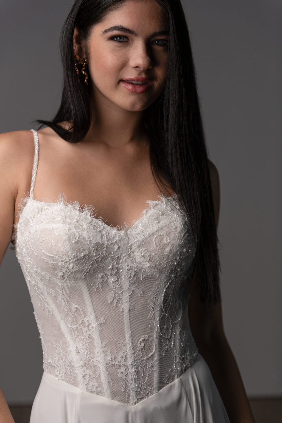 Trouwjurk met kant 8140 van Stella York. Close-up van het see-through korsetlijfje met parels en zichtbare baleinen.