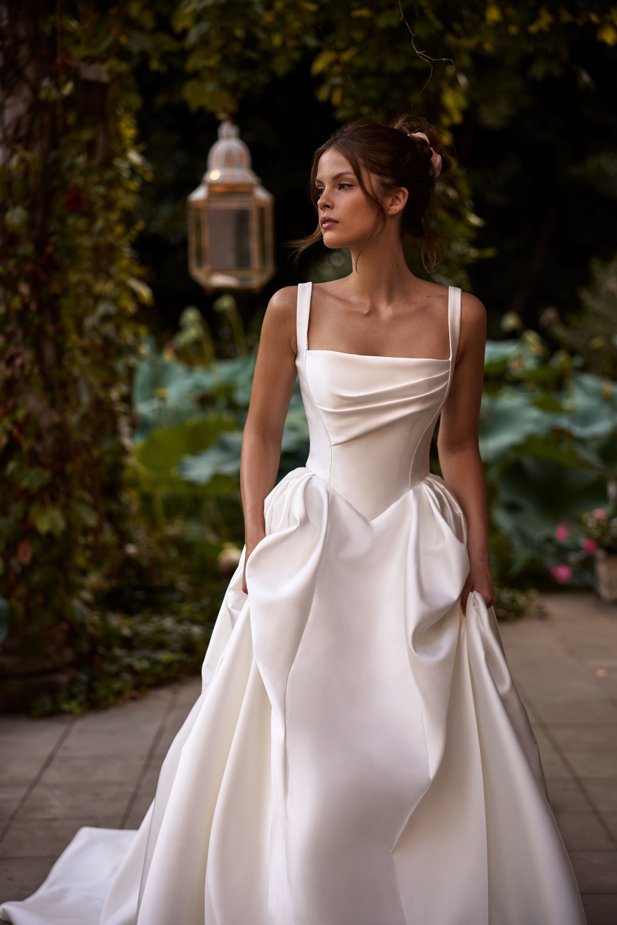 A-lijn trouwjurk Ermana van Milla Nova LR, vooraanzicht met gedrapeerd korset en satijnen rok, van Bruidshuis Diana.