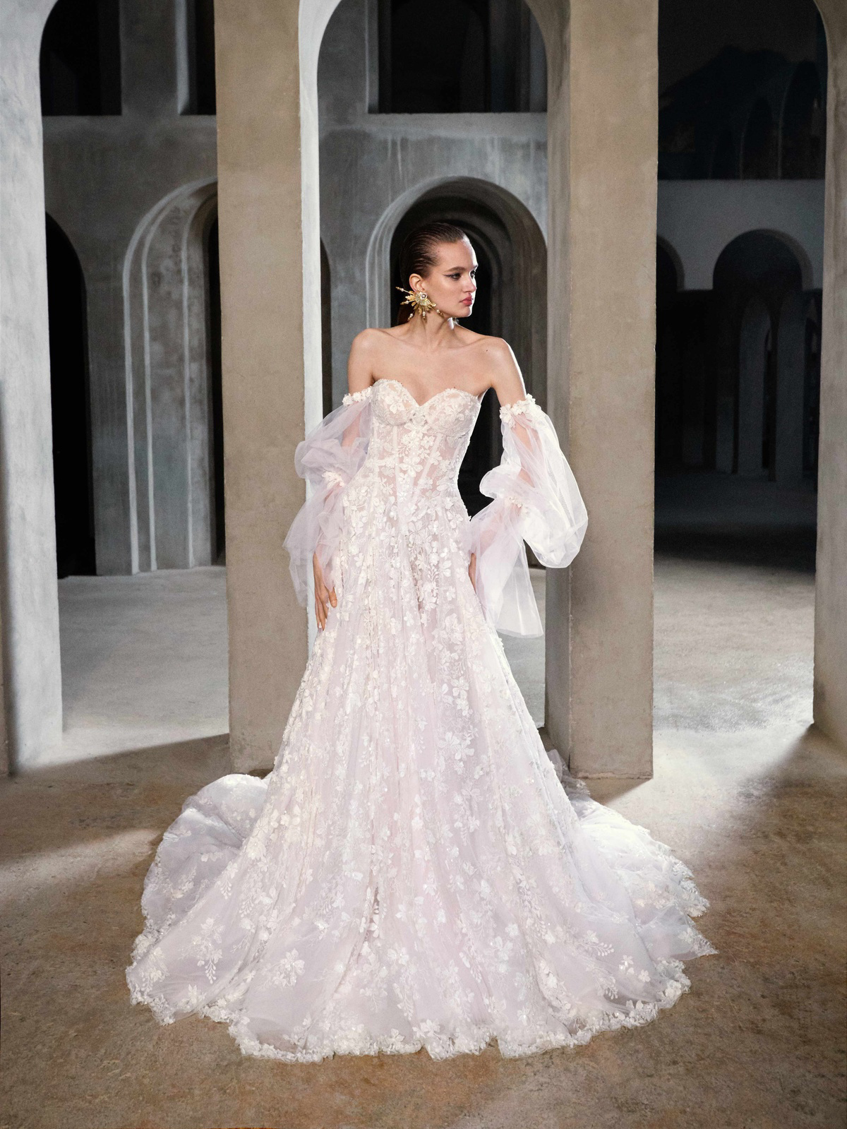 A-lijn trouwjurk Primavera van Galia Lahav. Vooraanzicht met off-shoulder mouwen en 3D kant. Exclusief bij Bruidshuis Diana.