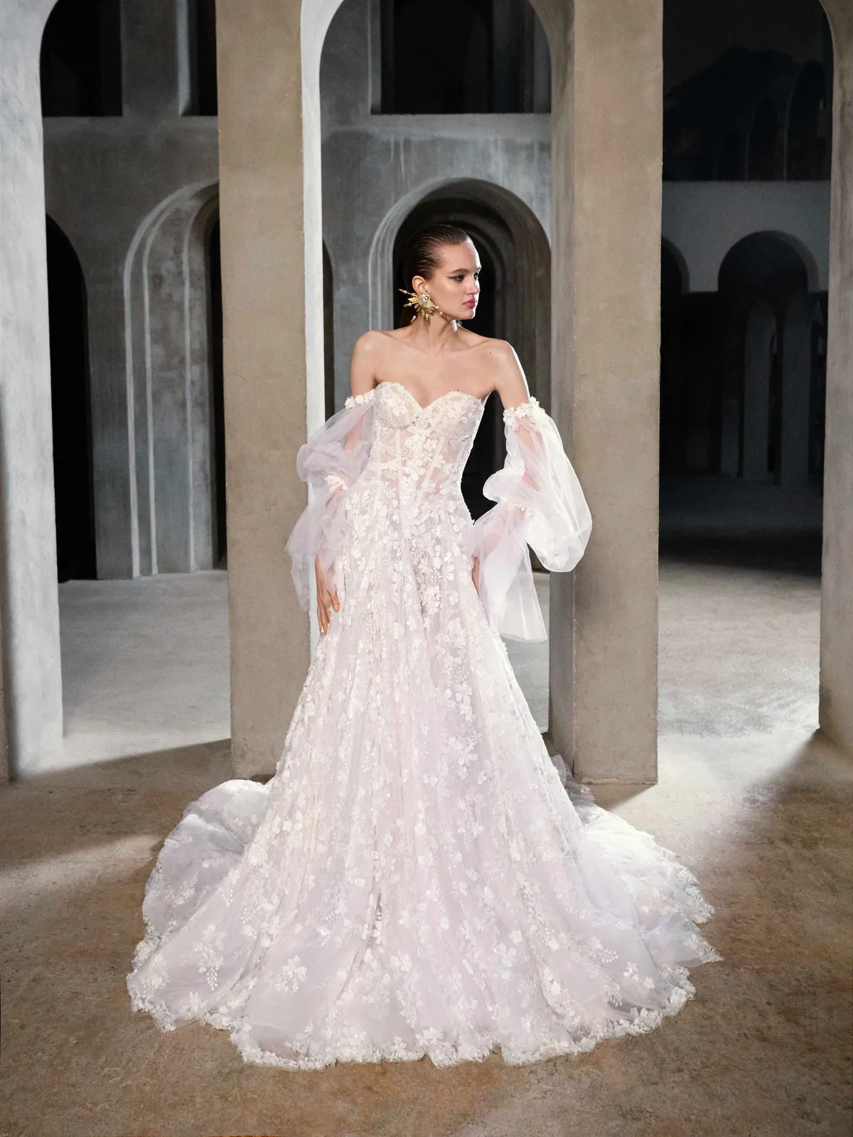 A-lijn trouwjurk Primavera van Galia Lahav. Vooraanzicht met off-shoulder mouwen en 3D kant. Exclusief bij Bruidshuis Diana.