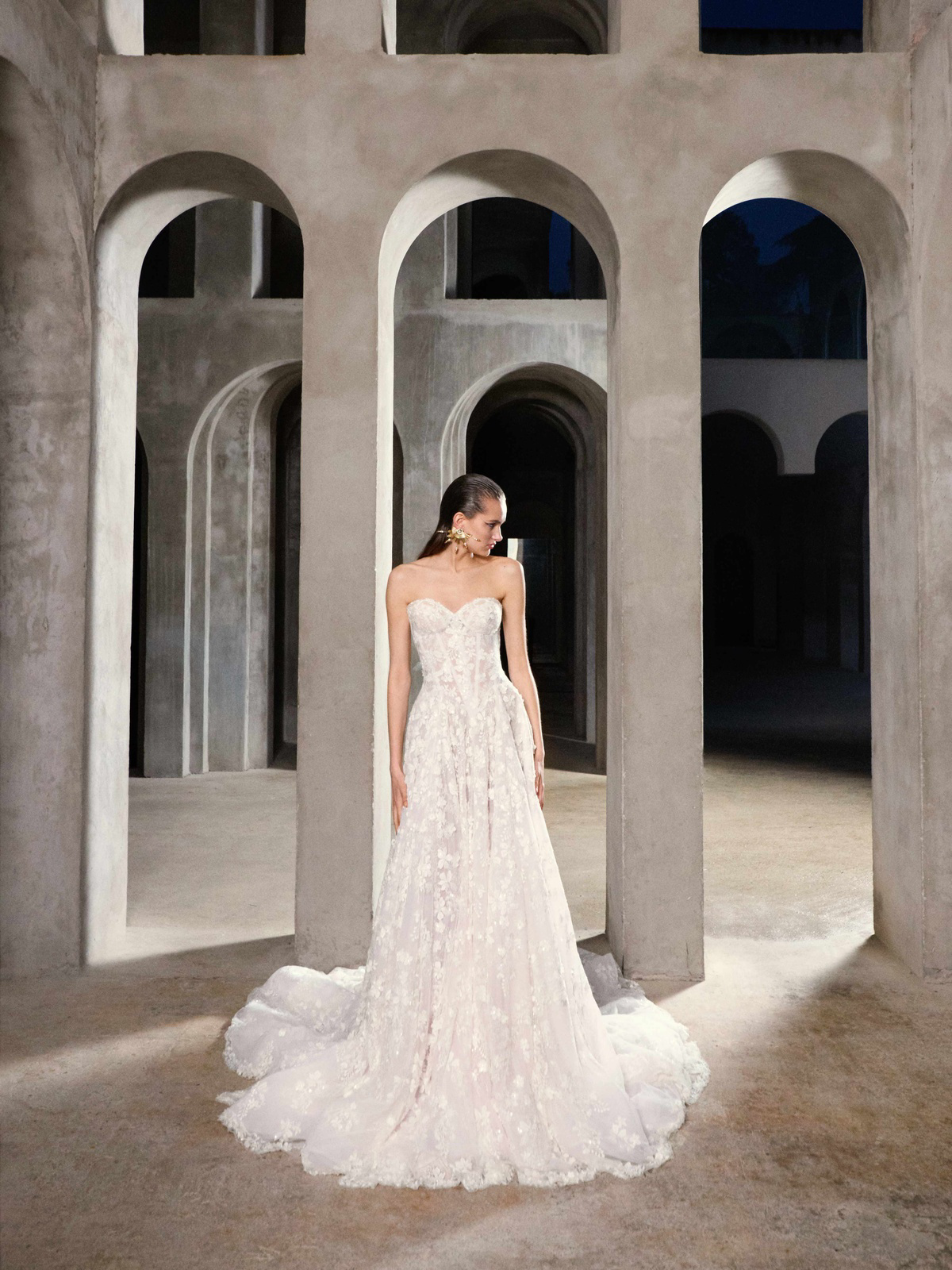 A-lijn trouwjurk Primavera van Galia Lahav met strapless korsetlijfje en 3D kant. Vooraanzicht, exclusief bij Bruidshuis Diana.