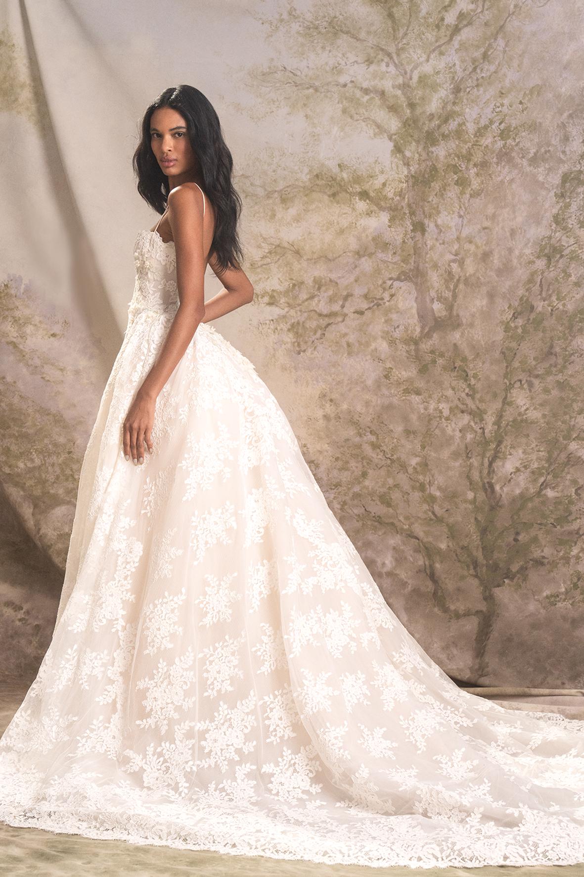 A-lijn trouwjurk Valence van Ines di Santo met romantisch kant. Zijaanzicht van de bruidsjurk met schouderbandjes.