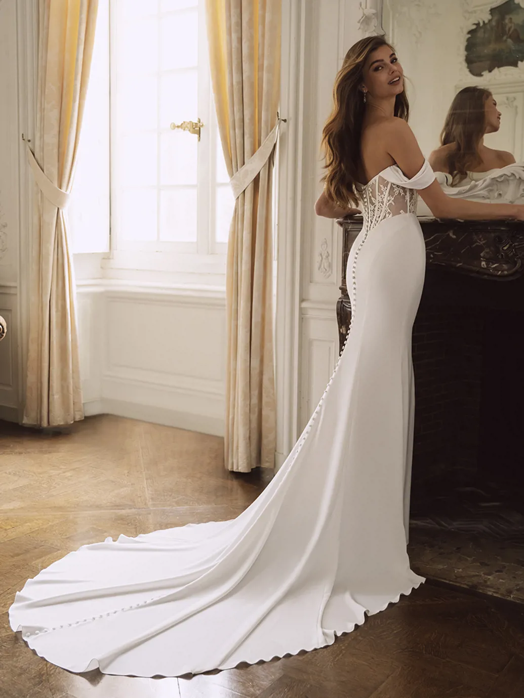 Zeemeermin trouwjurk Florence van Etoile by Enzoani met see-through korsetlijfje en off-shoulder bandjes, achteraanzicht.