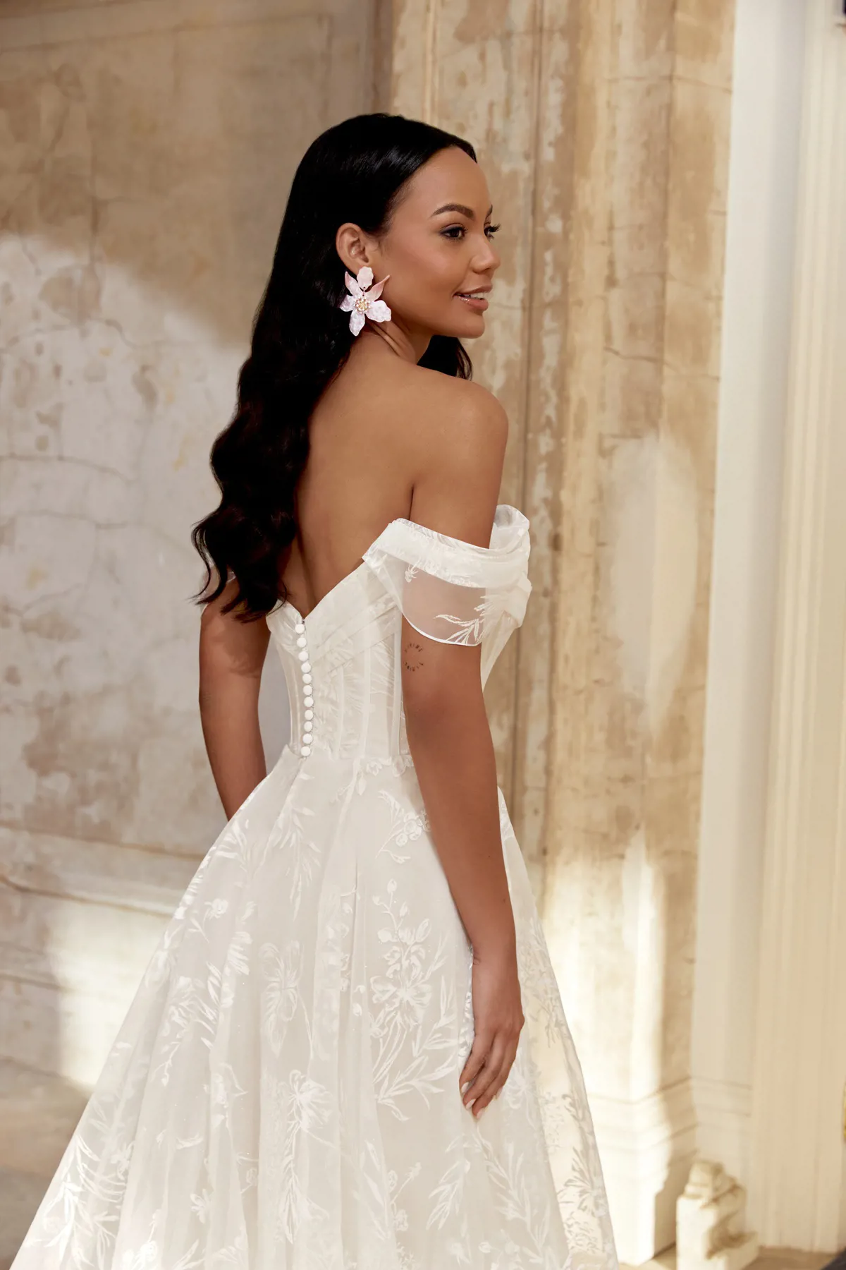 Off-shoulder A-lijn trouwjurk 44544 van Sincerity Bridal. Achteraanzicht van het korsetlijfje met picpac knoopjes.