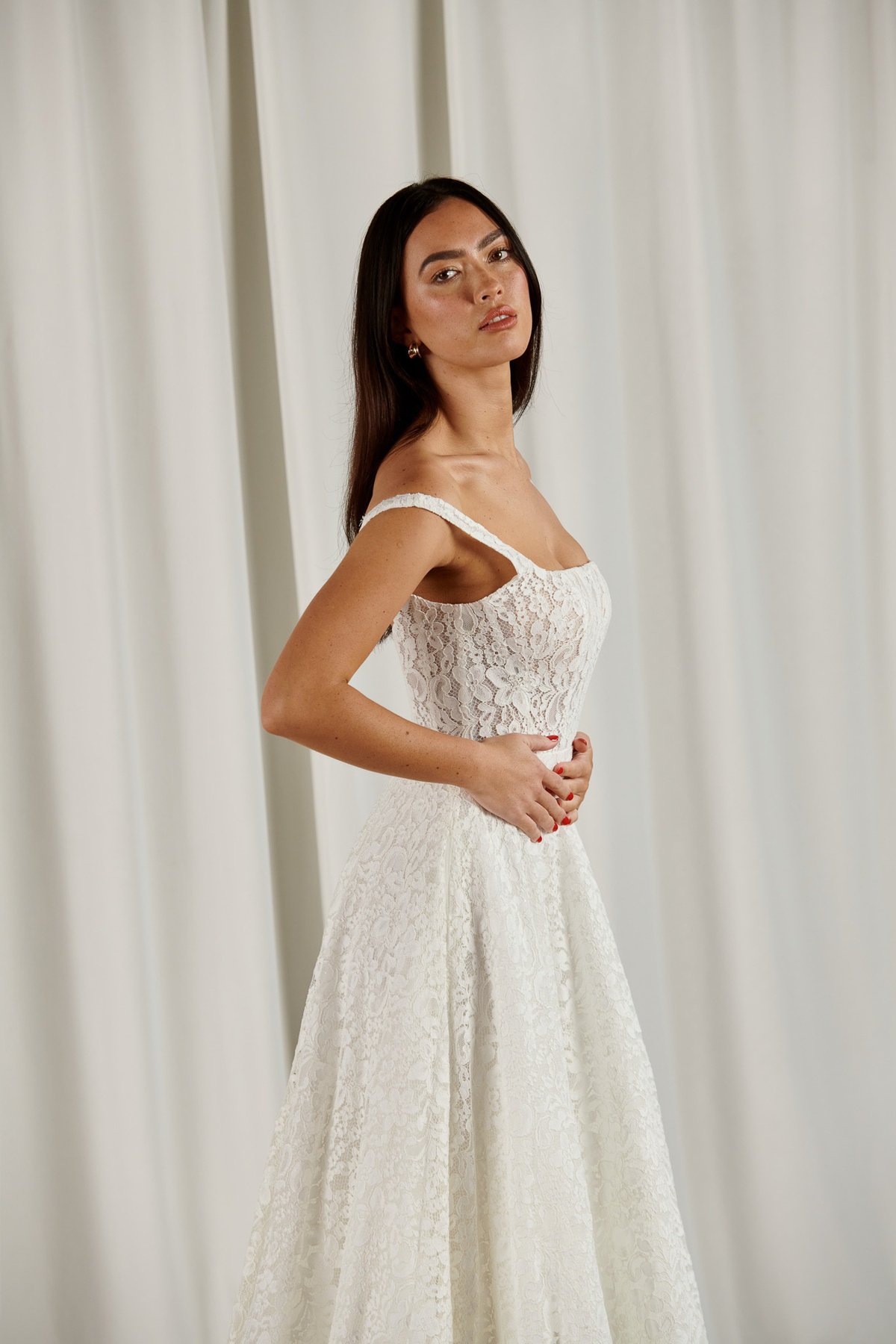 A-lijn trouwjurk met kant 23092 Cizzy Bridal. Zijaanzicht van deze romantische bruidsjurk met off-shoulder schouderbandjes.