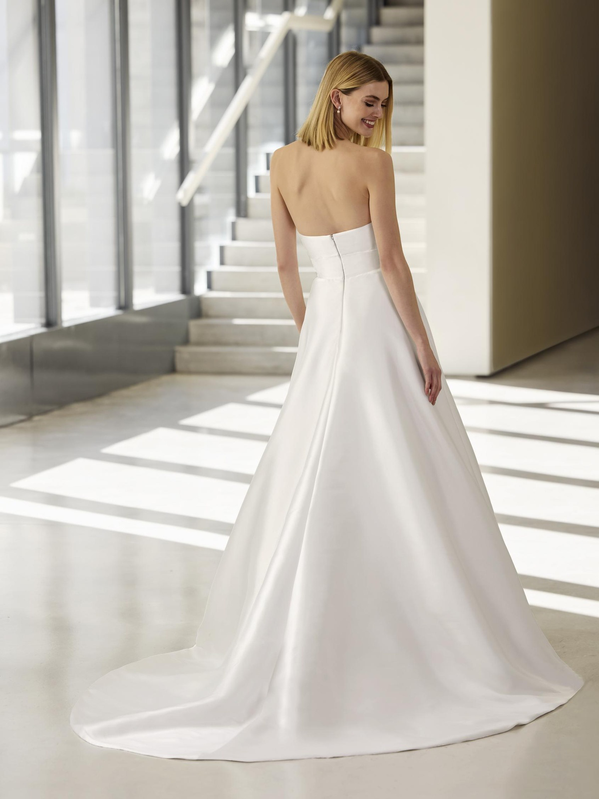 Strapless A-lijn trouwjurk Leaves van Pronovias van satijn. Achteraanzicht van de minimalistische jurk met lage rug.